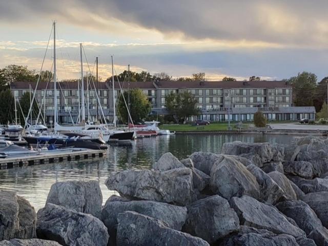 Royal Harbour Resort Thornbury Exterior photo